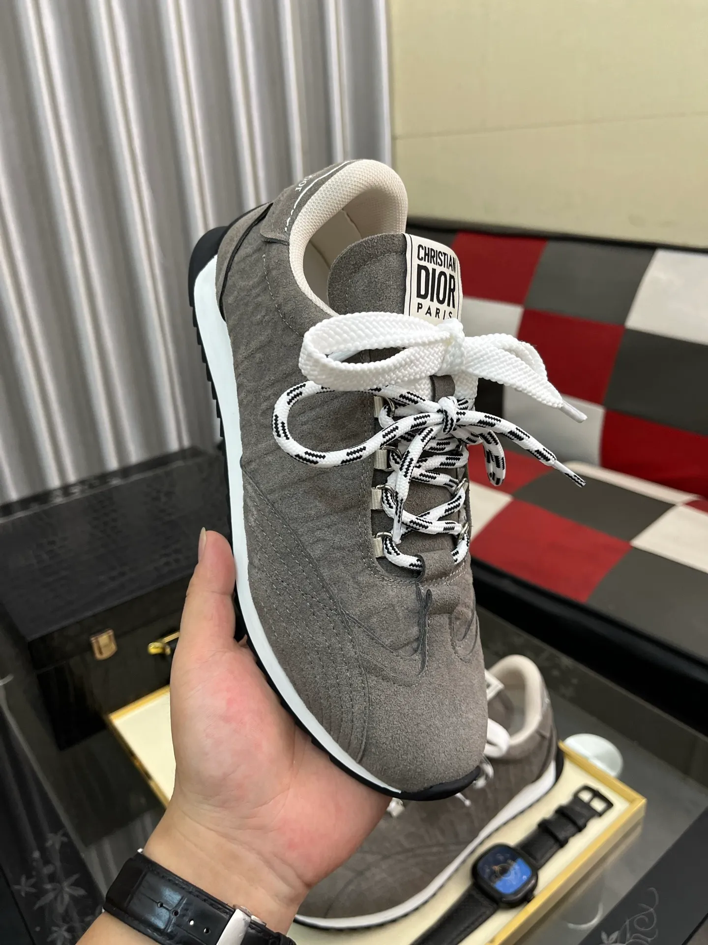 Men's shoes 💰500⌚️⌚️Dior original quality.~ Unique modern style sneakers. 🏃A must-have casual shoe for trendy men😍😍 Original brand imported from Italy, imported original leather, sheep lining (refuses to discolor and grind feet) Sole: Original sole provided by the original factory, French lazy style design ⚠️Fit to the feet, original quality, super comfortable original sole. Just like shooting the real thing 🎬The real thing is better Code number: 38-446️⃣Colors available